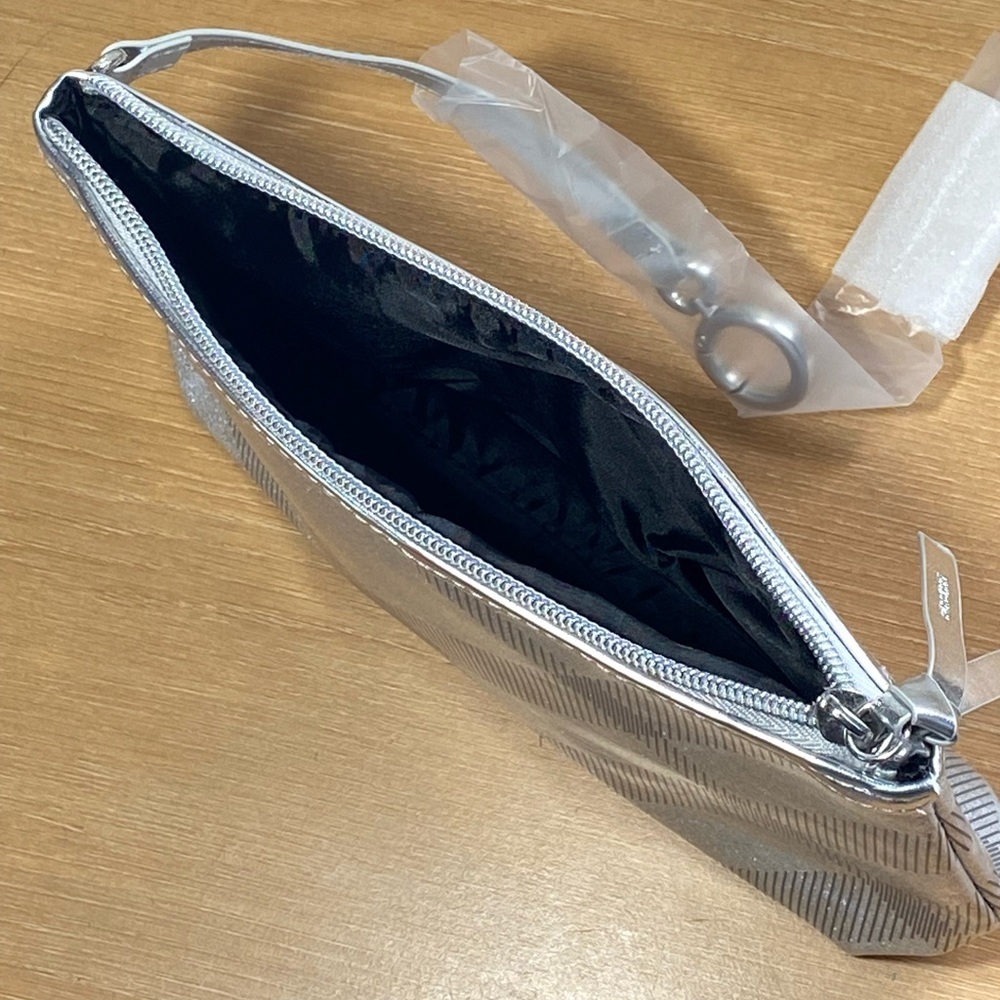 Burberry zipper cosmetic travel bag - Picture 5 of 9